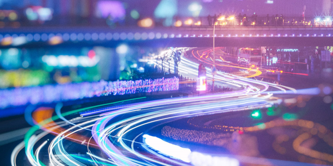 Luces de coches en la pista