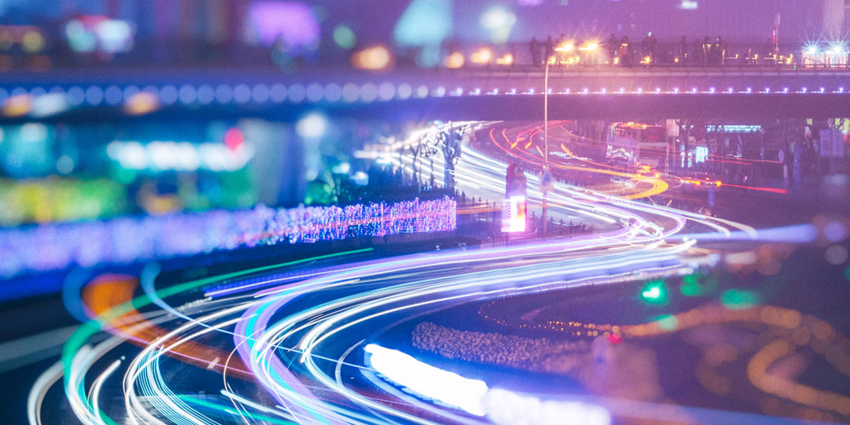Luces de coches en la pista